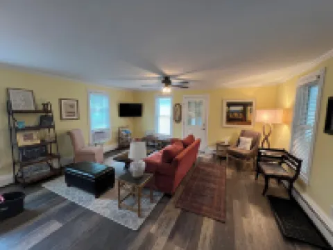 Quaint historic home in the heart of Bemus Point Village- a stroll to the water! Hotele w: Ellery