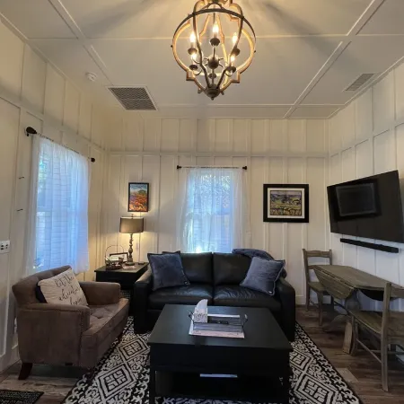 Downtown Cozy Cottage, two blocks from downtown and new!