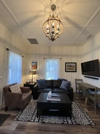 Downtown Cozy Cottage, two blocks from downtown and new! Отели рядом с достопримечательностью «PARK STREET GALLERY»