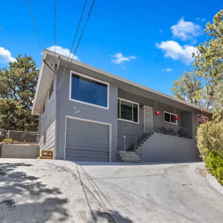 REMODELED 3Bd/2Bth TreeTop House -> Downtown Location w/ Views & 5-STAR REVIEWS!