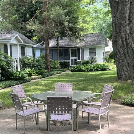2 bed/1 bath, 1.5 blocks to beach/town, dog friendly