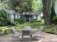 2 bed/1 bath, 1.5 blocks to beach/town, dog friendly