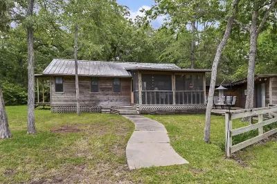 Retreat To Cardinals Cabin Hotel dekat Lake Bryan Park