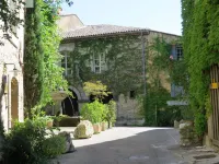 T2 on the ground floor in Provencal Bastide with swimming pool, in the heart of the Luberon Hotels in Castellet