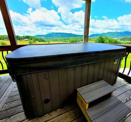 Mountain Views & Tranquil Surroundings.  Hot Tub!