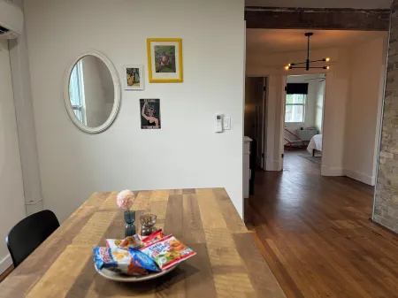 Lovely house off Main Street Отели в г. Гамильтон