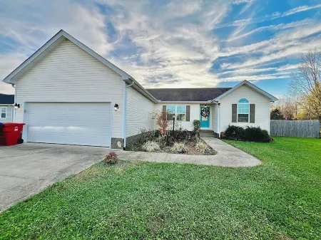 King Luxe Retreat - Pets Welcome, Fenced Yard, Отели рядом с достопримечательностью «Парк Леви Джэксон Уайлдернесс Роуд»