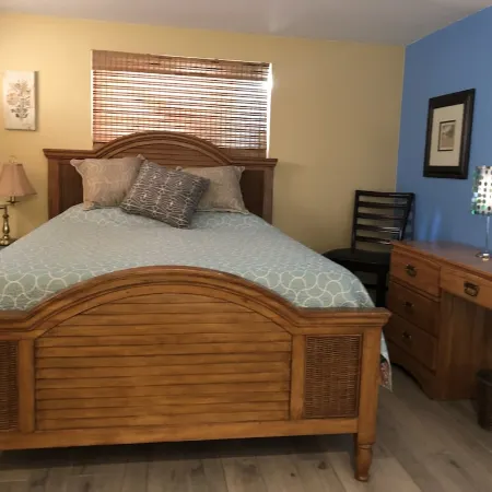 Cozy bungalow in charming Bay Point subdivision 2 minutes to Nokomis beach.
