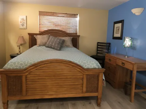 Cozy bungalow in charming Bay Point subdivision 2 minutes to Nokomis beach.