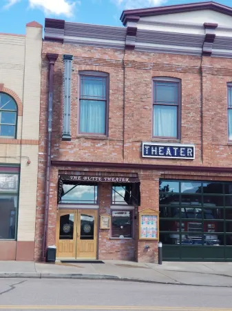 Walk to Downtown, Immaculate 2 Bed 2 Bath, Mountain Views, Deck-Grill-Wildlife