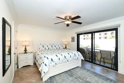 Beachfront on Siesta Key! Beach gear included - fully walkable!