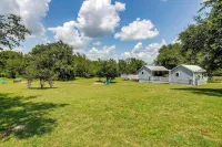 2 Cozy Cabins with Giant Hot Tub, Fire Pits, Fishing, Hiking and more