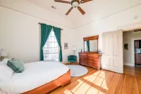 Historic Downtown Loft, Private Deck with View and outdoor Firepit