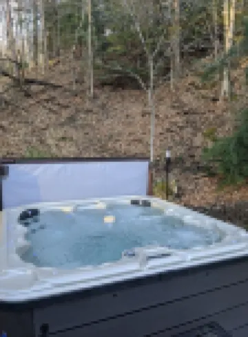 Quaint Newly Remodeled Cabin with Stone Fireplace - Private Hot Tub - King Bed
