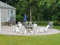 Cozy Cottage in Snug Harbor, minutes to the beach (pet friendly) Các khách sạn gần The Contemporary Theater Company