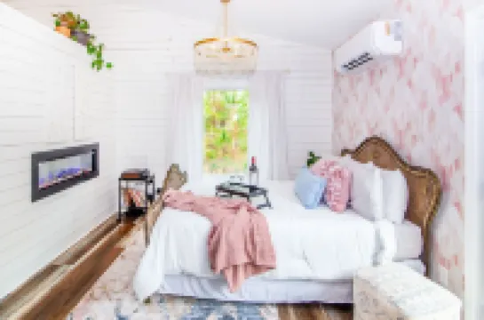 Romantic Escape in the Treetops w/ Outdoor Shower, Hot tub, & Firepit!