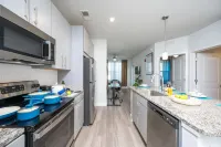 Resort Feel 1Br-King Bed-Pool-Hot Tub-Gym-Gated-Wifi-Elevator-Pet-Moffitt Cancer Hotels in Temple Terrace