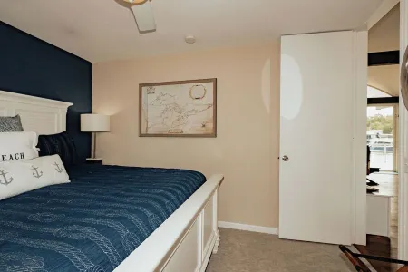 Waterfront Condo-Shop-Kayak-Beach-Bike-Boat-Restaurants-Outdoor Heated Pool-Fun