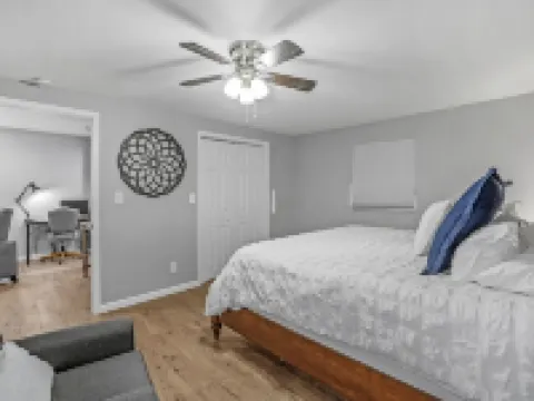 Clean, comfortable home. 馬里恩酒店