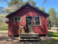 Charming 2-bedroom cabin with WiFi, AC in wonderful Hayward Wisconsin