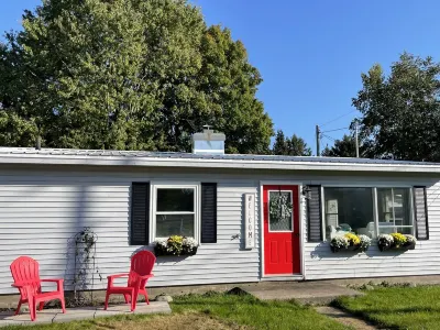Cozy, Cheery, & Central Location to all EUP has to offer! Hôtels à proximité de : Brady Hall