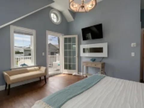 Luxury Monument Beach Villa /Short term rentals Hoteles en Bourne