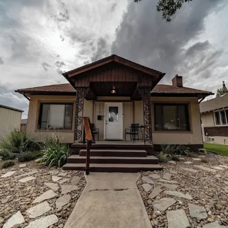 Spacious & Stylish, Private Hot Tub, Huge Kitchen, Fenced Yard, Firepit, & BBQ!