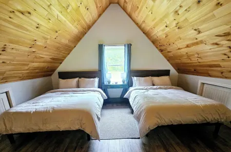 Bluebird Cottage - Cozy 2-bedroom with AC and WiFi on Woodbury Pond