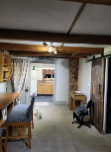 Payton's Place. A cozy cabin with private outdoor space pet friendly.