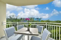 Fully renovated Condo with Private Balcony, Shared Pool, Hot Tub and Parking