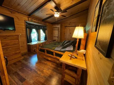 NEW Cabin Discounted Price! Spacious Lodge, TheaterRm,NFL Sunday,2 Pools,Fishing Hotels near Honeysuckle Rose Boutique