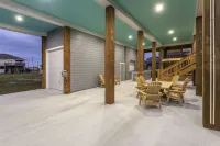 5bed/5bath - Sleeps 22 - short walk to Beach, Crystal Beach TX