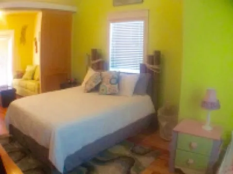 Luxury WATERFRONT condo overlooking pool, 5 mins to Dog Island, FREE boat slip. Hotels in Carrabelle