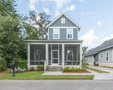 Old Town Bluffton Home + FREE Golf Cart Luxury Home - Sleeps 8 Hotels in Bluffton