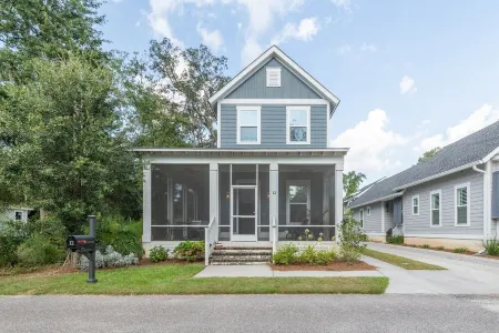 Old Town Bluffton Home + FREE Golf Cart Luxury Home - Sleeps 8