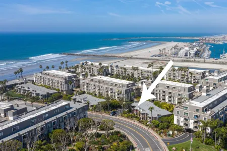 Newly renovated - Direct Ocean View - steps to Ocean