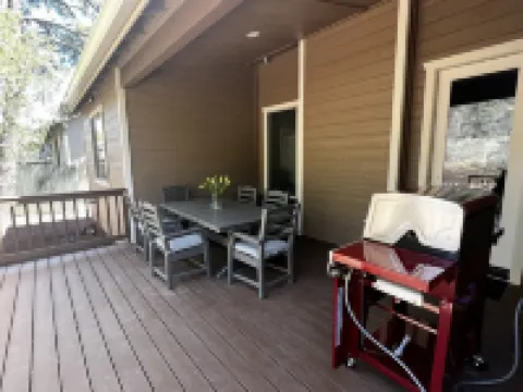 Gorgeous 3 bedroom cabin with hot tub