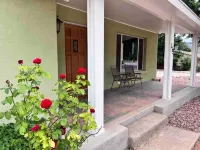 Comfortable 2 BD, 2 BA Home-Large Yard for Pets!