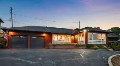 Relaxing Miramar Beach House-- directly on bike path, 5 minutes to the beach!