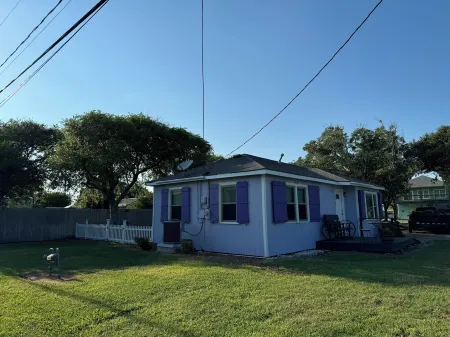 Bay view fisherman's cottage. Located in Seadrift, near Port O' Connor, TX. Отели в г. Сидрифт
