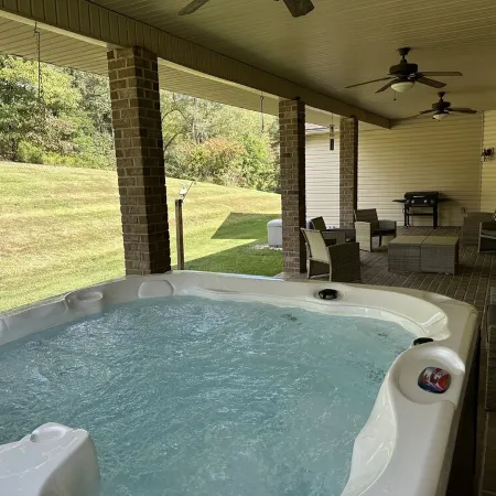 Luxury Old Man's Cave Home🌲Walking Distance to Hocking Hills Park with Hot Tub