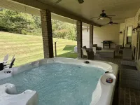 Luxury Old Man's Cave Home🌲Walking Distance to Hocking Hills Park with Hot Tub