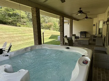 Luxury Old Man's Cave Home🌲Walking Distance to Hocking Hills Park with Hot Tub