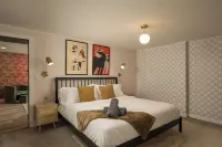 Modern, Luxury, Centrally-Located Home with Hot Tub, Sauna, Gym. Pet-Friendly. - Gym