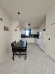 Chic 2BR Oasis: Prime Locale!