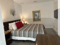 F4, Downtown, POOL, 2 king beds, 2 full bathrooms, free onsite parking!