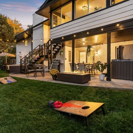 8 Bedrooms, Sleeps 20:  Hot Tub, 20Mins to Denver/Red Rocks