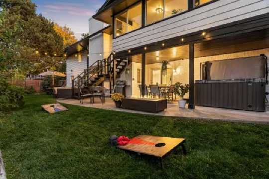 Sleeps 20, Hot Tub, 20mins to Denver/Red Rocks,  1.5hrs to skiing/mountains