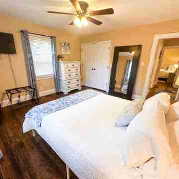 Fun House/King Bed - Close to Town/Full of Entertainment! Rooms