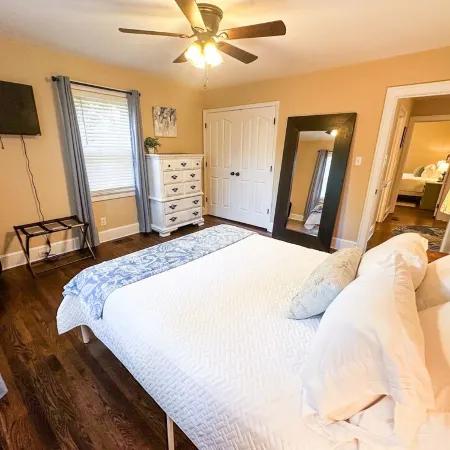 Fun House/King Bed - Close to Town/Full of Entertainment!